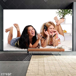 Tranh hai cô nàng vui vẻ ca hát in canvas treo spa