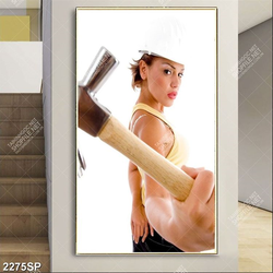 Tranh spa cô nàng cá tính với chiếc búa cầm trên tay