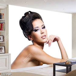 Tranh gương mặt cô gái make up