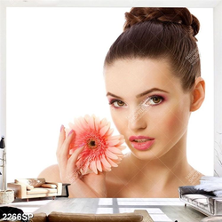 Tranh người đẹp bên bông hoa đồng tiền treo spa