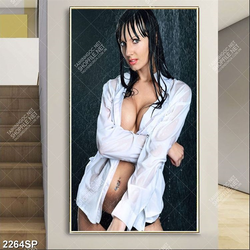 Tranh người đẹp khoe vòng một căng tròn đứng dưới mưa treo spa