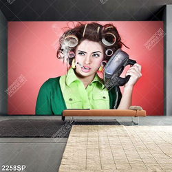 Tranh treo spa cô nàng với mái tóc cuộn tròn