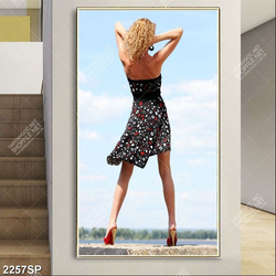 Tranh spa cô gái trẻ đứng trên đá