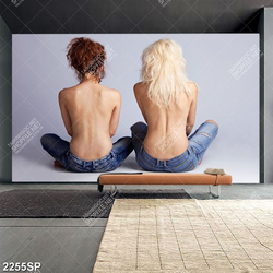 Tranh hai cô gái ngồi quay lưng khoe lưng trần treo tường spa