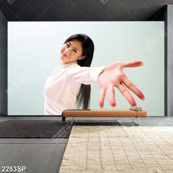 Tranh spa cô gái trẻ xòe bàn tay