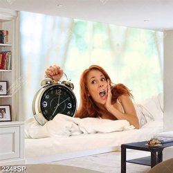 Tranh spa cô gái bên chiếc đồng hồ báo thức