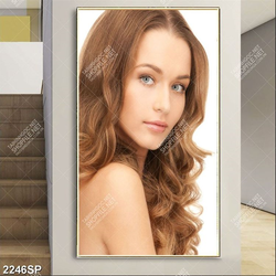 Tranh spa gương mặt xinh đẹp của cô gái trẻ