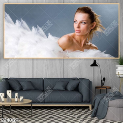 Tranh spa cô gái mặc chiếc váy ren trắng