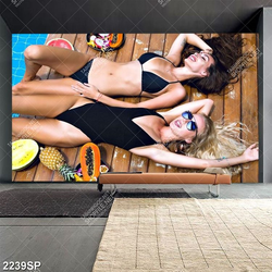 Tranh spa hai cô nàng mặc bikini nằm bên hồ bơi