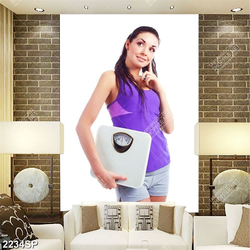 Tranh spa cô gái cầm chiếc bàn cân trên tay