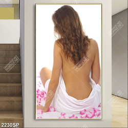 Tranh spa cô gái xõa tóc trên đôi vai trần