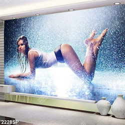 Tranh spa cô gái khoe vòng ba gợi cảm dưới mưa