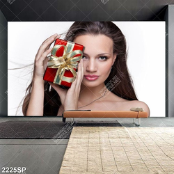 Tranh spa người đẹp cầm hộp quà nhỏ