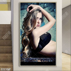 Tranh treo spa cô nàng diện bikini gợi cảm