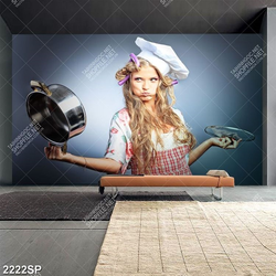 Tranh spa cô gái trẻ với chiếc nồi inox cầm trên tay