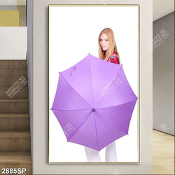 Tranh spa cô gái cầm chiếc dù tím