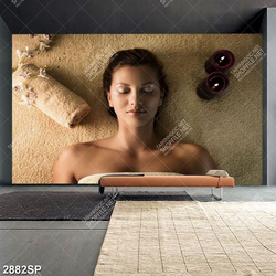 Tranh spa cô gái năm thư giãn bên nến thơm