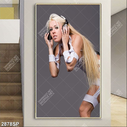 Tranh cô nàng tóc vàng với trang phục cắt khoét gợi cảm