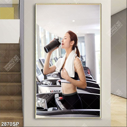 Tranh phong gym spa cô gái xinh đẹp cầm bình uống nước