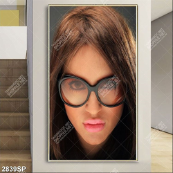 Tranh treo spa cô gái son môi hồng đeo mắt kính