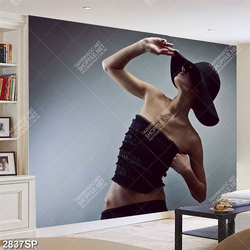 Tranh spa cô gái đội mũ rộng vành đứng tạo dáng