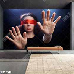 Tranh cô gái bị che mắt bởi chiếc khăn đỏ