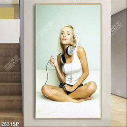 Tranh spa cô gái trẻ ngồi trên giường