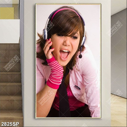 Tranh cô gái đeo tai nghe treo trang trí spa