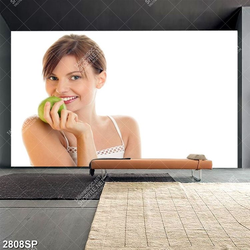 Tranh cô gái xinh đẹp cầm trái táo xanh
