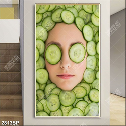 Tranh những lát dưa leo đắp quanh gương mặt cô gái