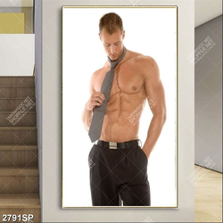 Tranh spa chàng trai với thân hình cơ bắp