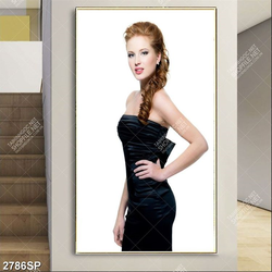 Tranh cô gái mặc váy đen xinh đẹp treo spa