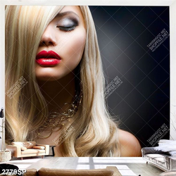 Tranh trang trí spa cô gái tóc vàng môi đỏ