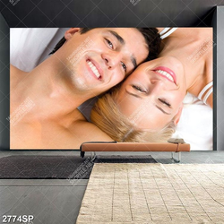 Tranh spa chàng trai và cô gái tựa đầu vào nhau