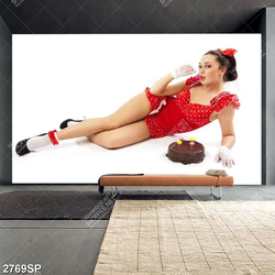 Tranh spa cô nàng mặc váy đỏ bên bánh socola