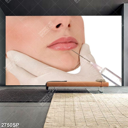 Tranh cô gái tiêm filler làm đẹp vào môi
