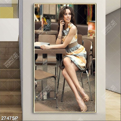 Tranh cô gái xinh đẹp ngồi nghe điện thoại in canvas