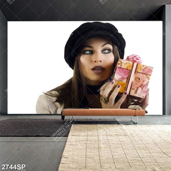 Tranh spa cô gái cầm hộp quà trên tay