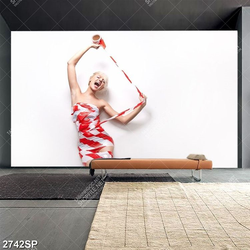 Tranh cô gái quấn băng keo quanh mình treo spa