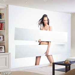 Tranh spa cô gái cầm chiếc bảng trắng che đi vòng một