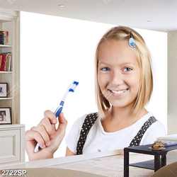 Tranh cô bé cầm bàn chải đánh răng