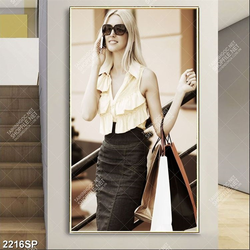 Tranh quý cô sành điệu đi mua sắm treo spa