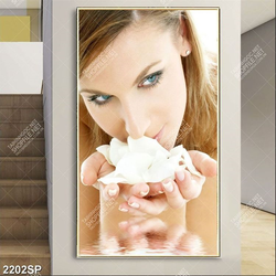 Tranh spa cô gái ngửi mùi hương hoa