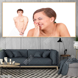 Tranh cô gái cười vui vẻ bên chàng trai cơ bắp treo spa