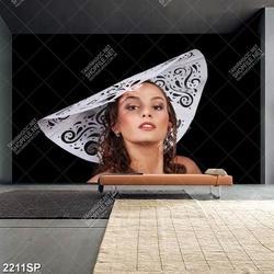 Tranh treo spa cô gái với chiếc mũ trắng