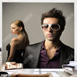 Tranh spa chàng trai đứng bên cạnh cô gái xinh đẹp