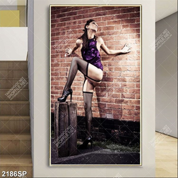 Tranh người mẫu bikini gợi came tạo dáng bên tường gạch in uv