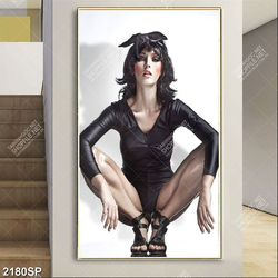 Tranh spa cô nàng xinh đẹp gợi cảm trong bộ áo bó màu đen