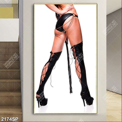 Tranh treo spa vòng ba gợi cảm của cô người mẫu trẻ