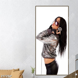 Tranh cô gái đứng nghe nhạc treo tường spa